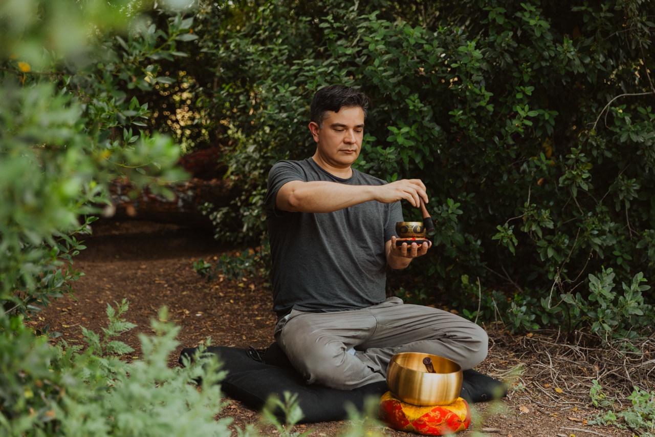 Robert Aceves practicando meditación